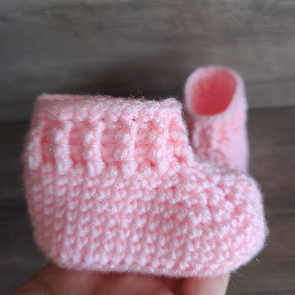 New pink baby booties, Baby shoes, crochet shoes, newborn shoes, girl shoes - Picture 7 of 10